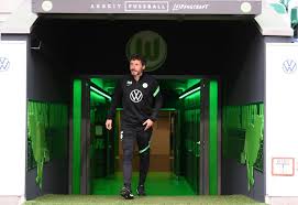 Die wölfe eindigden afgelopen seizoen op de vierde plek, door het fantastische werk van oliver glasner, en gaan dus de champions. Mark Van Bommel Moet Met Vfl Wolfsburg Opnieuw Mee Gaan Doen Om Europees Voetbal Psv Ed Nl