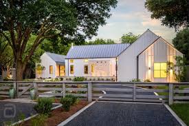 Classic rib steel roof panel in charcoal with 438 reviews. White Modern Farmhouse With Silver Metal Roof Google Search Modern Farmhouse Exterior Farmhouse Architecture Modern Farmhouse Design