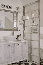 Idee per una stanza da bagno padronale stile shabby con ante grigie, vasca freestanding, pareti bianche, pavimento multicolore, top bianco, due lavabi, mobile bagno freestanding e pareti in perlinato. 8 Idee Per Personalizzare Il Bagno In Stile Shabby Chic Provenzale O Country Arredamento Provenzale