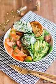Assiette Complete De Noel Au Saumon Fume Epinards Chevre Et Avocat Food For Love Recettes De Cuisine Saumon Fume Salade Saumon