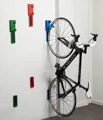 small space challenge storing bicycles indoors sala de bicicleta armazenamento de bicicletas suporte bicicleta parede
