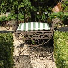 Mobelreihe Juliet Aus Eisen Die Verspielten Formen Unserer Gartenmobel Aus Eisen Sind Zum Teil Alten Franzos Gartenmobel Outdoor Dekorationen Hocker Banke