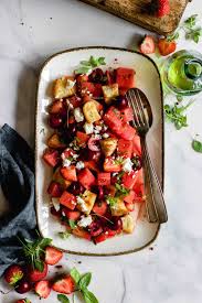 Sommerlicher Melonensalat Mit Feta Und Ciabatta Flowers In The Salad Rezept Salat Mit Melone Melonensalat Melonensalat Mit Feta