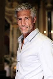 Un Homme En Bon Etat Apres 50 Ans Grijs Haar Mannen Mannen Kapsels Grijs Mannen Kapsels Baard