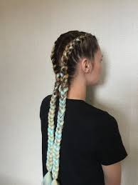 Onderaan deze paardenstaart doe je nog een elastiekje. Pin By Emily Brady On Pricheski Hair Styles Rave Hair Braided Hairstyles