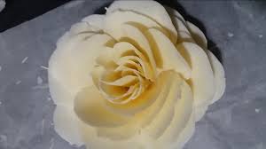 Fleur En Chocolat Blanc Tres Facile Youtube Fleur En Chocolat Chocolat Chocolat Blanc