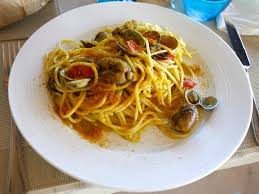 Spolverizzate di prezzemolo tritato e lasciate insaporire per qualche minuto, mescolando. Spaghetti Alle Arselle E Bottarga Bild Von 12 1 Porto Taverna Tripadvisor