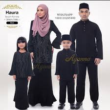 Menarik pada motif kelarai adalah campuran flora malaysia, seperti cempaka, melati dan daun bunga raya. Tema Raya Black Hitam Kiraan Baju Raya Sedondon Facebook