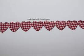 Par ailleurs, vous pourrez ganser tous travaux de couture avec ces jolis galons et rendre ainsi uniques vos coussins, écharpes, pochettes et sacs. Ruban Coeur Vichy Rouge Et Blanc A L Atelier Des Abat Jour A Vannes