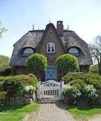 Willkommen Bei Den Hobbits Nicht Ganz Dieses Alte Haus Steht Auf Sylt Mit Einer Tollen Fassade Und Einem Herrlichen Ein Altes Haus Hutten Im Englischen Stil Und Marchenhafte Hutte