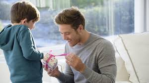 Muchas felicidades papá, vive orgullosamente sabiendo que aunque lejos alguien piensa en ti cada día y no te olvida, un fuerte. Regalos Muy Originales Para Celebrar Un Feliz Dia Del Padre 2021