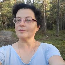 В Україні, як і в багатьох інших країнах, дозволено в певних випадках  комбінувати різні вакцини проти COVID-19. Звичайно, найкраще  використовувати одну й ту саму вакцину як для першого, так і для другого