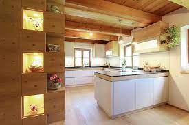 moderne kuche mit holznischen oberschranke in fichtenholz und holzstollen unter der arbeitsplatte modern kitchen kitchen design scandinavian kitchen