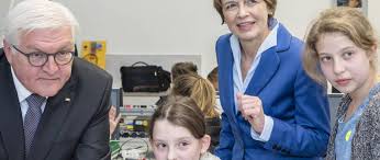 Das risiko des offenen ausgangs gehöre »zur demokratie dazu«, sagt. German Federal President Visits The Tumlab Tum
