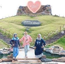 Fasilitas wisata di bukit cinta pamekasan sudah tergolong sangat lengkap. Bukit Cinta Pamekasan Destinasi Kekinian Nan Instagramable Di Madura Merahputih