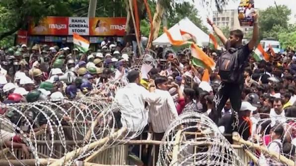Police in India have fired tear gas shells on protesters demanding reforms  to recruitment exams in the eastern state of Jharkhand.  https://saudigazette.com.sa/article/663614/world/police-fire-tear-gas-at- protesters-seeking-exam-reforms-in-indian-state