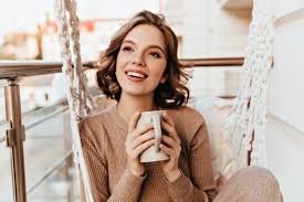 Aus dem grunde rate ich dir zu perlenohrringen, welche dann mit der stickerei und den perlen auf deinem kleid harmonieren. Nahaufnahmeportrat Des Bezaubernden Madchens Ohne Make Up Das Spass Hat Innenfoto Der Jungen Frau Der Brunette Im Trendigen Grauen T Shirt Das Mit Haaren Spielt Und Lachelt Kostenlose Foto