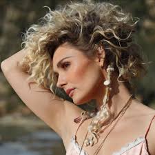 Felt cute. Might go to Australia tomorrow. ✨ 📷@treasuredluminescence for  @readcurl #curly #bowenyoung #clarebowen #curlmagazine #nashville  #yuincountry