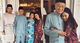 Zamarul hisham, izara aishah, shah jaszle, faradhiya, wan nur azlin, sweet farhanna, nur alis maria, raja ilya, rahhim omar penulis skrip. Foto Bersama Tun M Dikecam Ini Kenyataan Izara Aishah Iluminasi