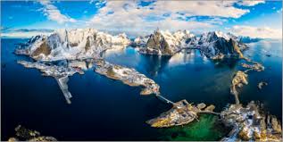 It is located on several small islands off the southern coast of the large island of austvågøya in the lofoten archipelago. Dieter Meyrl Reinebringen Auf Den Lofoten Norwegen Poster Online Bestellen Posterlounge De