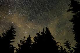 Embora hoje em dia associemos estes meteoros ao rasto de poeiras deixado pelo cometa 96p/machholz, nem sempre foi assim. Dszvtcryr1e04m