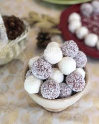 2) trascorso il tempo, togliete il composto dal freezer (o frigo). Come Fare Delle Deliziose Palline Di Cocco E Ricotta A Due Colori