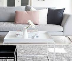Graues Sofa Weisser Tisch Rosa Kissen Ein Grauer Teppich Wohnzimmer Weiss Gr Graues Sofa Weisser Tisch Rosa Kissen Ein Gr Rosa Kissen Graues Sofa Wohnzimmer Weiss