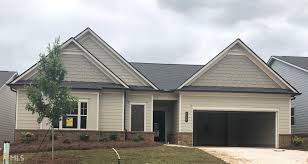 La casa está ubicada en una calle bastante discreta rodeada de maravillosas fincas de lago. 4352 Rockrose Green Way 18b Gainesville Ga 30504 Georgia Mls