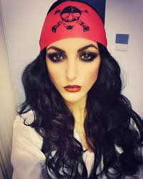 Smokey Eyes Make Up Fur Die Damen Die Sich Als Pirat Schminken Wollen Pirat Schminken Piraten Haar Pirat Schminken Frau