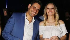 Προερχόμενος από μία πολύ δεμένη και αγαπημένη οικογένεια, και έχοντας πρόσφατα χάσει και τον πατέρα του, ο δημήτρης καλείται να αντιμετωπίσει άλλη μία. Giati Xwrise O Oyggarezos Me Thn Ilenia To Telesigrafo H Zhlia Kai H Aporripsh Apokalypseis Fwtia Irafina