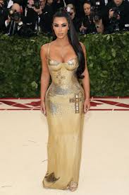 The met gala is still one weekend away, but kim kardashian may spend her second year working the carpet solo. Kim Kardashian El Espectacular Vestido Dorado De Kim Kardashian En La Gala Del Met