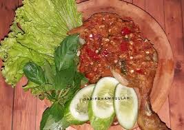 Bahan utama yang diperlukan untuk membuat sambal lado adalah cili dan bawang. Resep Ayam Gepuk Ala Pak Gembus Radea