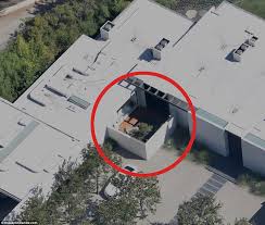 Questions and answers should be property or room related. This 500 Million La Gigamansion Has 20 Bedrooms Daily Mail Online