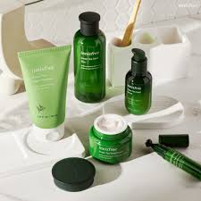 INNISFREE Vietnam - Dưỡng Ẩm Vừa Đủ Với Thành Phần Trà Xanh Jeju Từ Dòng Sản Phẩm 𝐆𝐫𝐞𝐞𝐧 𝐓𝐞𝐚 Tiết trời nóng ẩm của mùa hè khiến làn da chúng mình khó