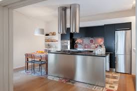 Quella studiata per soddisfare le esigenze funzionali ed estetiche della cucina a isola. Foto Cucina Ad Incasso Con Cappe Pendenti Sull Isola Di Architetto Caterina Esposito 686213 Habitissimo