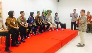 Umur maksimal 25 tahun ( untuk lulusan smk sederajat ) tidak pernah terlibat masalah dengan kepolisian. Berikan Penghargaan Karyawan Disabilitas Tangerang Ekspres