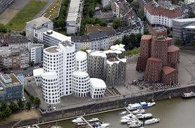 The neighborhood is home to 10 hotels and other accommodations, so you can find something with the amenities you're looking for. Neuer Zollhof Am Medienhafen Gehry Bauten Dusseldorf Architektur Baukunst Nrw