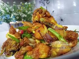 Ini dia masakan rumahan yang mudah dibuat tapi bumbu yang digunakan agar membuat ayam goreng bumbu kuning gurih dengan sedikit rasa 8 butir bawang merah 4 siung bawang putih 3 butir kemiri 2 cm kunyit 1 cm jahe 1 cm lengkuas 25 g gula. 3 Resepi Ayam Goreng Kunyit Paling Simple Tapi Viral Meletop Macam Makan Kat Kedai