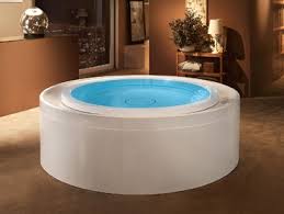 Da sempre simbolo del benessere, i sanitari idromassaggio sono quelli che più di ogni altro oggetto d'arredo, guidano lo stile ed il design nell'arredobagno. Gruppo Tre Esse