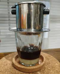 Vietnam Drip Kopi Tetes Ala Vietnam Mungkin Menjadi Teknik Seduh Paling Penyabar Dalam Pembuatan Segelas Kopi Setetes Demi S Coffee Maker Coffee French Press
