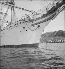 De driemaster heeft de noorse stad bergen als thuishaven. Skoleskipet Statsrad Lehmkuhl I Sundet Mellom Kontrari Og Eigeroy Flere Mindre Bater Har Tatt Turen Ut Til Skipet Dalane Folkemuseum Digitaltmuseum
