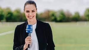 Bei der auslosung zur 1. Neue Sportschau Moderatorin Esther Sedlaczek Warum Der Dfb Auf Frauenpower Setzen Sollte Shz De