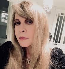 Kristen messner is widely known as the wife of lindsey buckingham who she wed in 2000, when lindsey was 51 years old and ultimately had three lindsey was known for his tumultuous relationship with stevie nicks during their days together in fleetwood mac, but he finally found love and marriage. Dof0cauuisz M