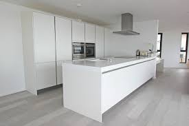 Standard 1/2 back and sides are available as a plywood upgrade. Contemporary Kitchen Design In A Brighton Home Adelto Bygning