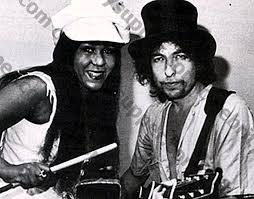 He was born robert allen zimmerman in the flinty, scruffy city of duluth, minnesota, which teeters on the hills that plummet down to the shores of lake superior — a lake so large it has tidal movement. Bob Dylan Hat Uber 44 Millionen Alben Verkauft Wie Hat Es Seinem Reichtum Geholfen Sein Verschwenderischer Lebensstil Verdienst Biografie August 2021