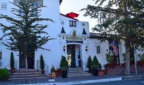 There are dozens of restaurants, bars, and shops right outside the hotel and along the adjacent streets, and some of the town's famous galleries can be found within a few blocks. Cypress Inn 2 Monterey Peninsula California Audio Guide App Voicemap