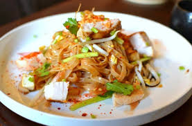 Recette Pad Thai Au Poulet La Recette Thai Emblematique Recette Pad Thai Pad Thai Recette Recette De Plat