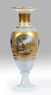 Rare Vase Balustre En Opaline De Cristal Savonneuse A Decor Desvignes De Medaillon Dore Orne D Un Exceptionnel Paysage De Ca En 2020 Balustres Vase Paysage De Campagne