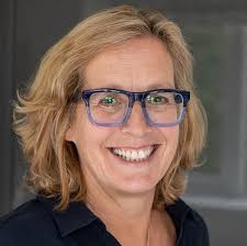 Agnes, Bea, Cancer and Me: Life with a Breast Cancer Diagnosis. A powerful,  humorous, kindly blunt, inspirational and moving true story of strength and  resilience.: Bullen, Helen: 9781739256906: Amazon.com: Books