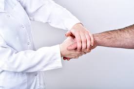 Lo., aidé d'un autre, m'attacha par les poignets et les chevilles avec des lanières de cuir fixées au bois. Signe De Froment Description Deroulement Specificites Ooreka